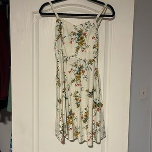 super cute and flowy spring-time dress, perfect for brunch or a picnic :)